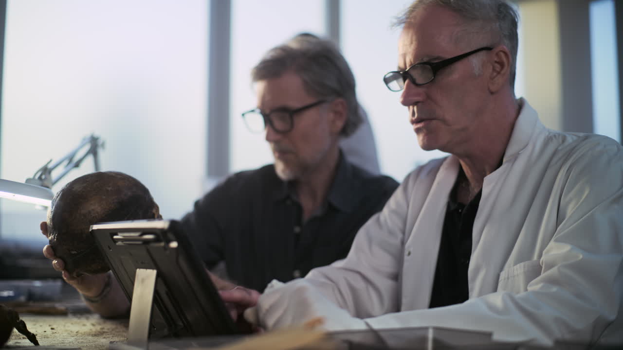 dos científicos examinando un cráneo en un laboratorio