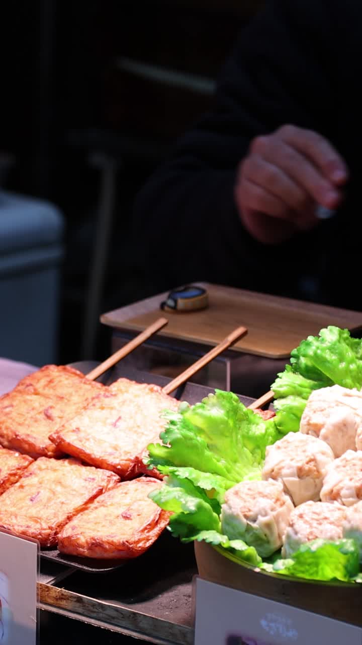 거리 음식 상점 에서 스피어 를 요리 하는 사람