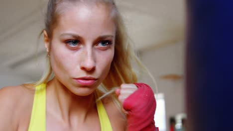 boxeadora practicando boxeo en un ring de boxeo 4k