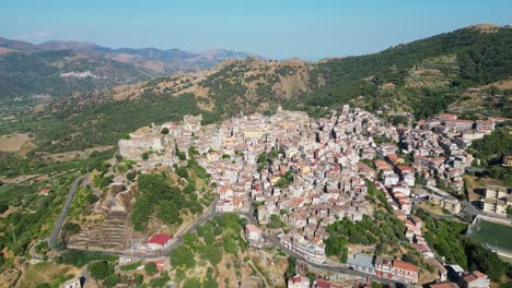 castiglione di sicilia, pueblo medieval de montaña en catania, sicilia, italia - círculo aéreo de 4k