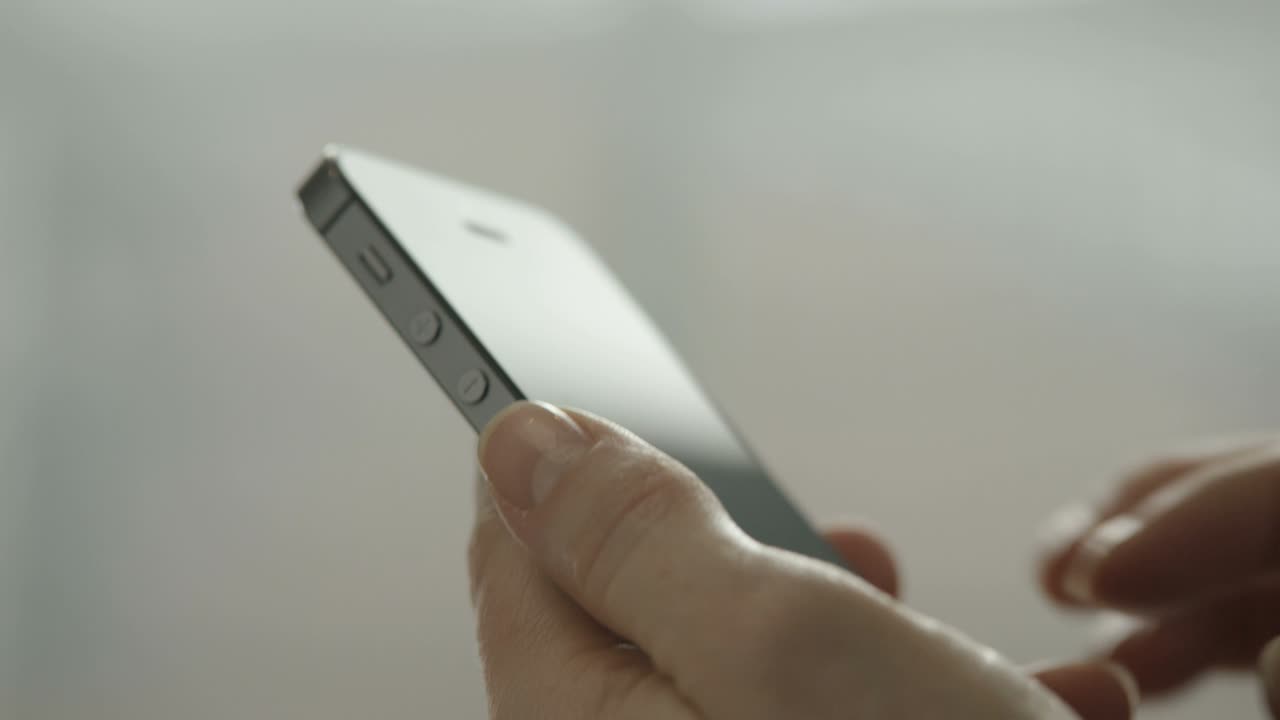 이 비는 인테리어에 스마트 폰 장치를 가진 여성 손.