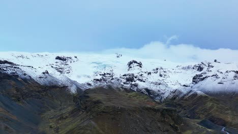 南冰島的哈爾達 (haalda) 的空中景色,背景是雪山