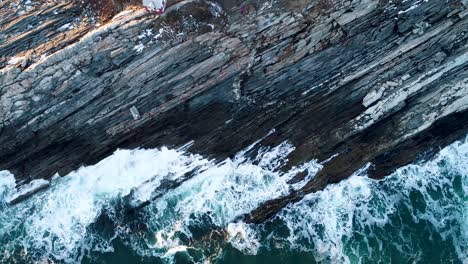 Vista-Aérea-Extrema-Por-Las-Rocas-En-El-Faro-De-La-Isla-Curtis-Camden-Maine-Usa