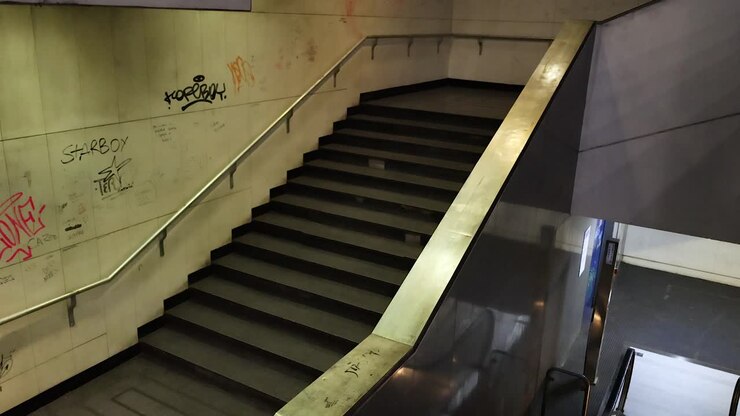 Graffiti-dækket trappe i Napoli, Italien
