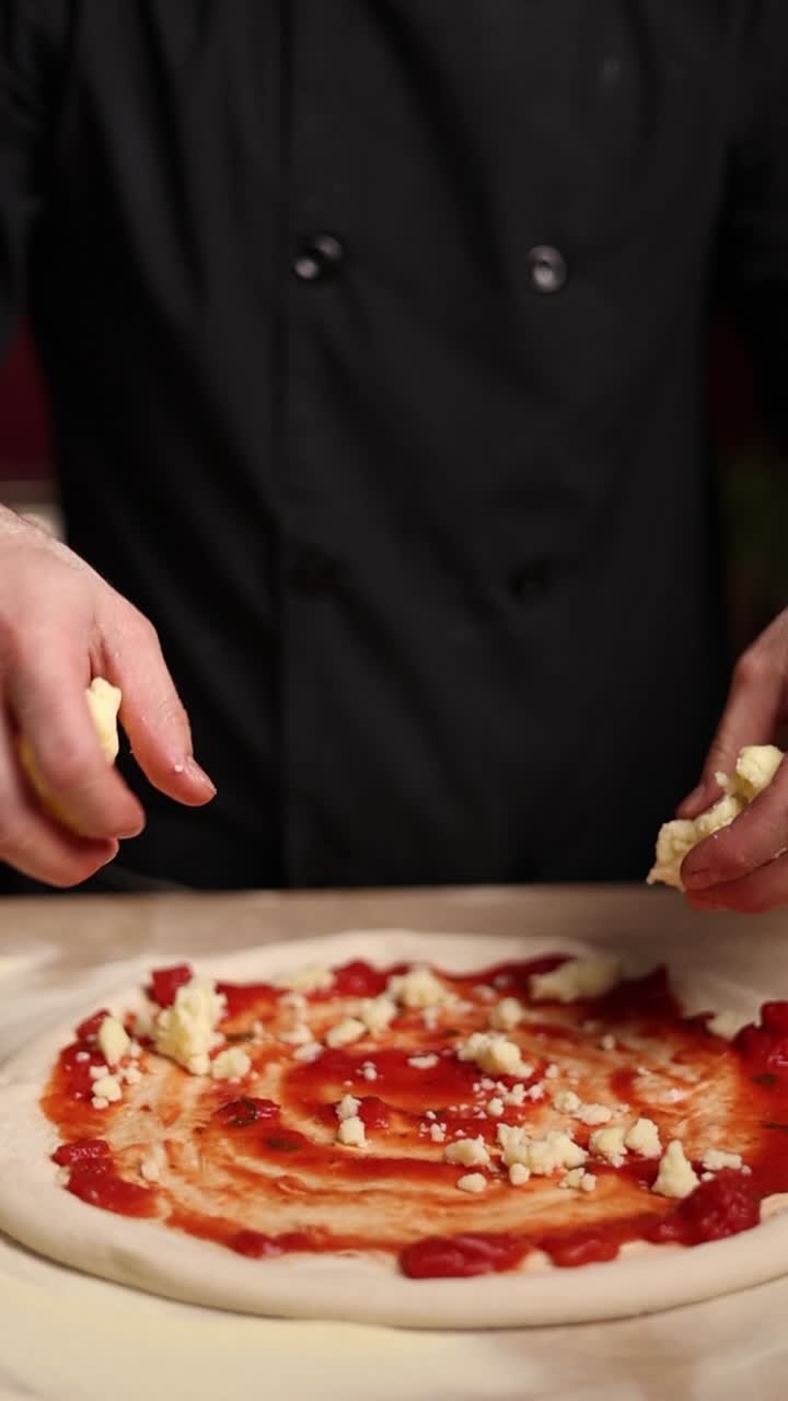 chef che fa la pizza