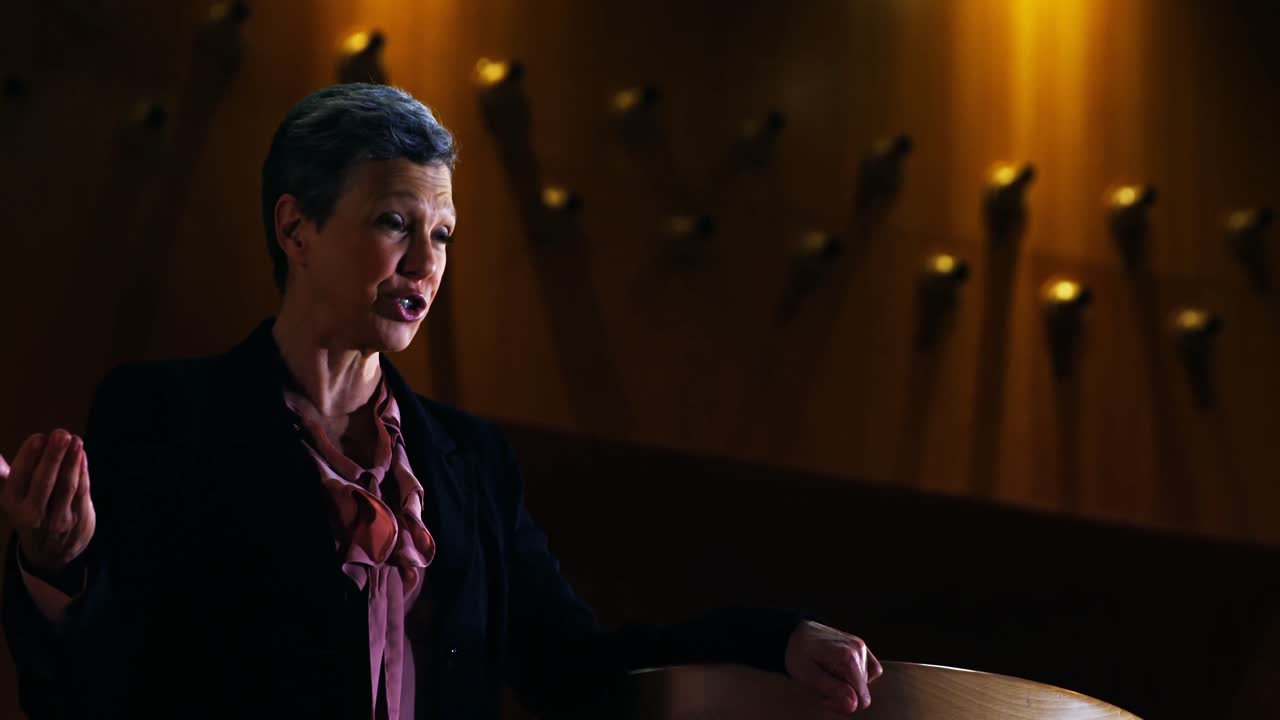 여자 경영자 가 연설 을 하고 있다