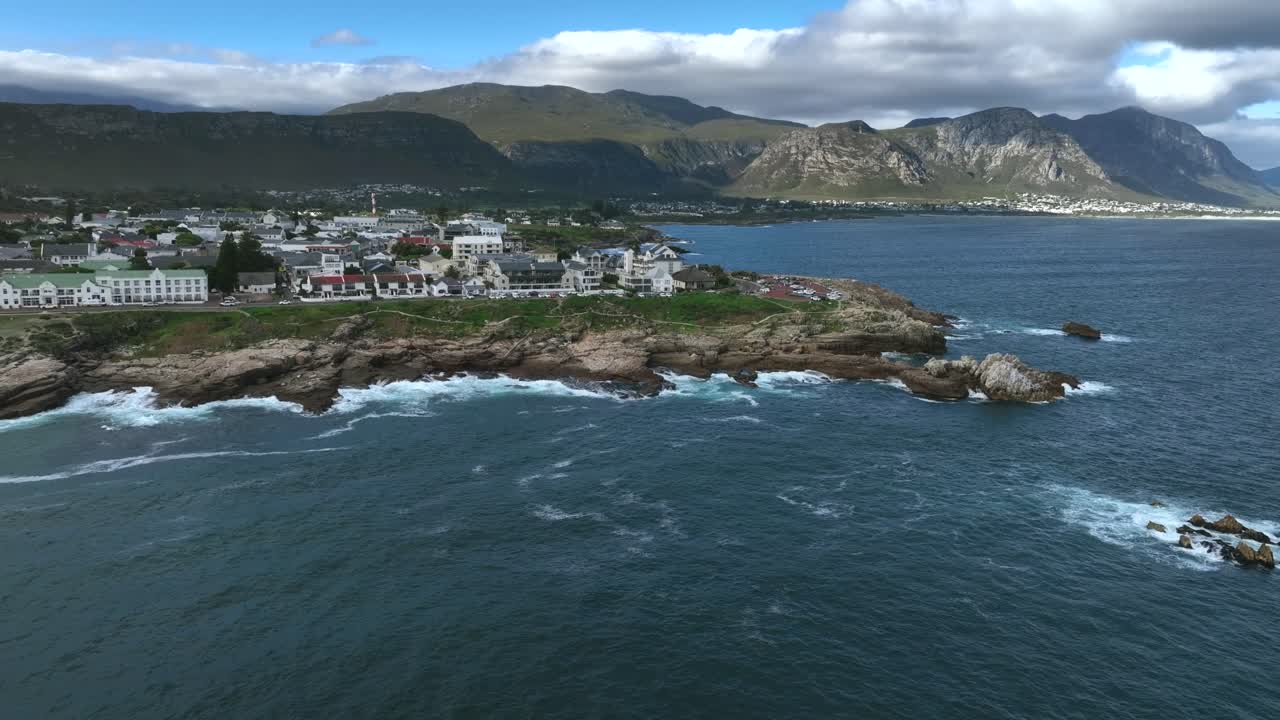 Veduta aerea distante di Hermanus, Sudafrica.