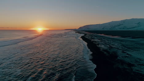 Islandia-Playa-De-Diamantes-Puesta-De-Sol-Brillante-Paisaje-Marino-Y-Llamativa-Vista-Aérea-De-La-Playa-De-Arena-Negra