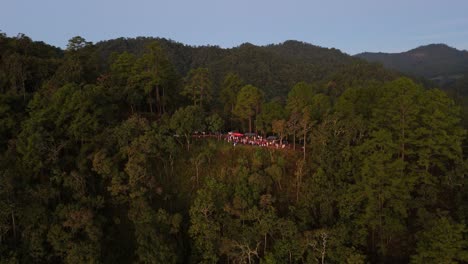 TV-Aussichtspunkt,-Bester-Nebelmeer-Aussichtspunkt-In-Mueang-Khong,-Sonnenaufgangspunkt,-Aussichtspunkt-Mit-Einer-Menschenmenge,-Die-Den-Sonnenaufgang-Umgeben-Von-Pinien-Auf-Dem-Berggipfel-Beobachtet