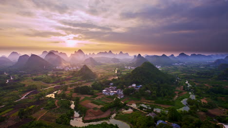 Impresionante-Lapso-De-Tiempo-Del-Mirador-De-La-Colina-De-Wuzhi-En-Yangshou-Cerca-De-Guilin,-China-Al-Atardecer