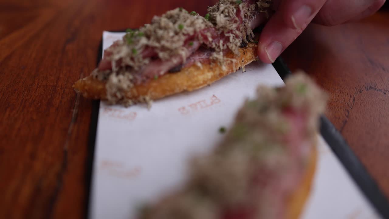 recogiendo comida de un plato