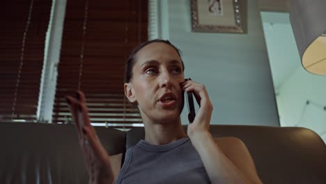 mujer en el teléfono en casa