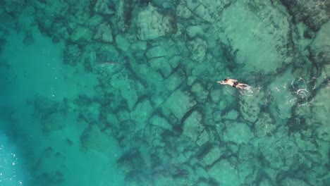 Una-Persona-Nada-Con-Un-Dron-De-Tiburones-Disparado-En-Hadera,-Israel