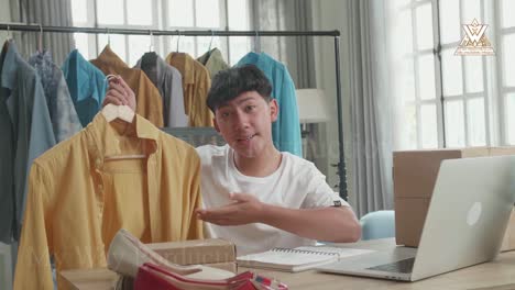 hombre revisando artículos de ropa