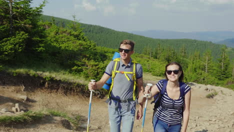 una joven pareja casada está escalando una montaña con un estilo de vida activo y saludable 4k video