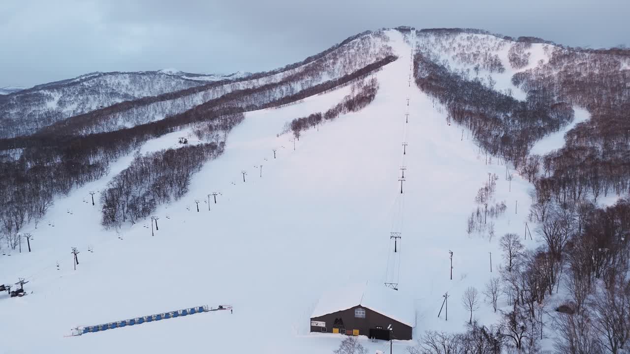 Panoramowanie perspektywiczne wiejskiego stoku narciarskiego w terenie na Hokkaido, Japonia.