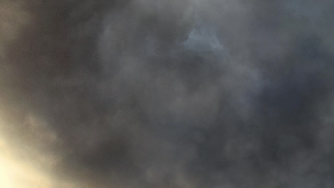 어두운 하늘에서 번개와 함께 슈퍼 셀 폭풍 ultra hd