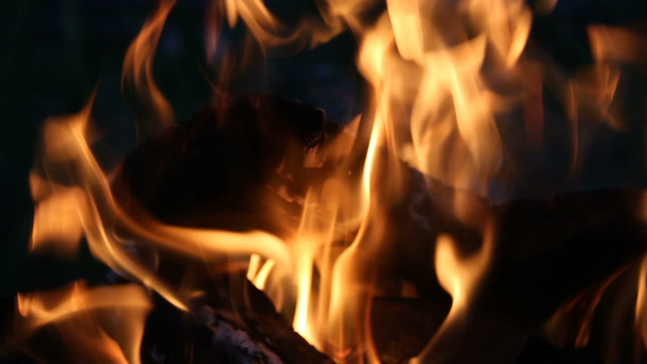 Primo piano di un grande falò all'aperto. Primo piano di un fuoco e legna da ardere che bruciano all'aperto