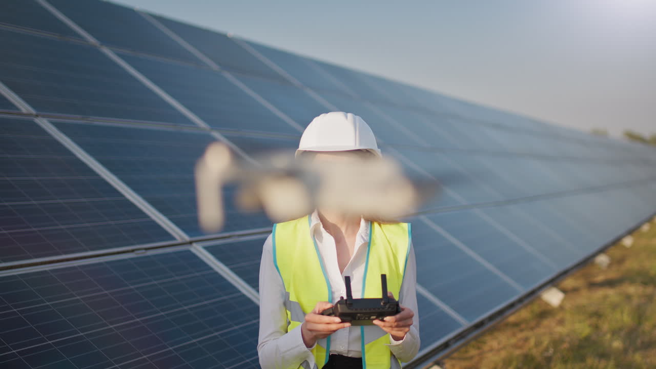 mujer ingeniera que opera drones en una granja solar