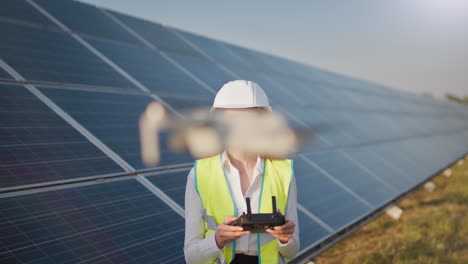 mujer ingeniera que opera drones en una granja solar