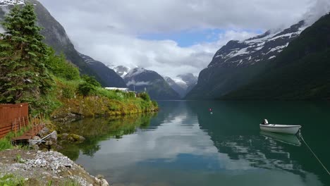 la hermosa naturaleza de noruega el lago lovatnet.