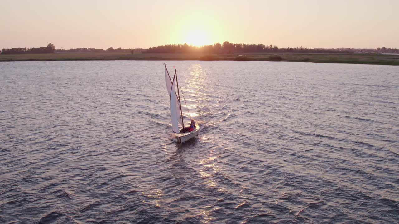 Tramonto tranquillo sul lago Fluessen con una barca, Frisia, Paesi Bassi