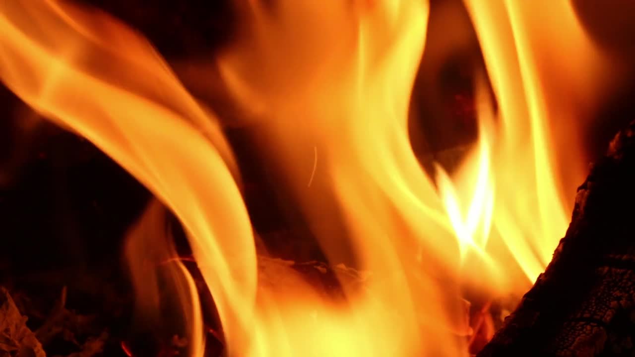 Fiamme all'interno di una stufa a legna nel Regno Unito