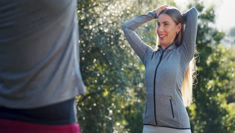 Fitness-En-El-Parque,-Estiramientos-Y-Pareja-Feliz