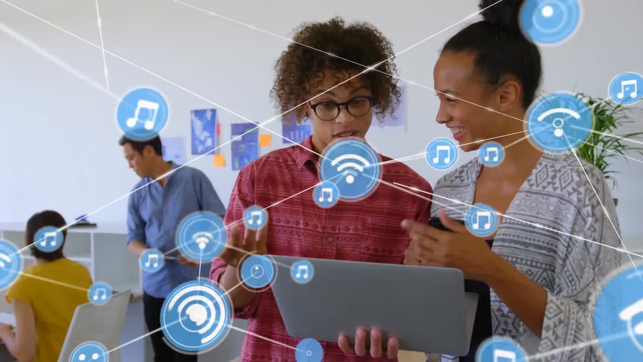animación de una red de iconos digitales sobre un hombre y una mujer diversos discutiendo sobre una computadora portátil en la oficina