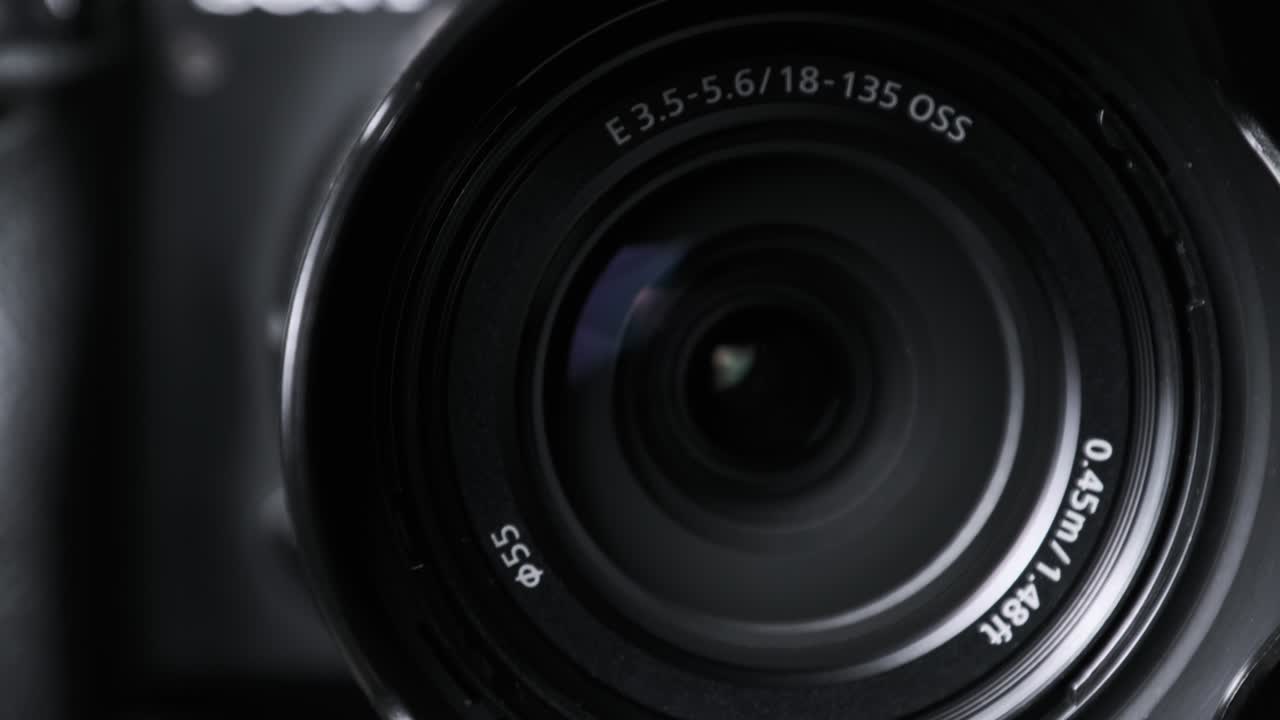 카메라 렌즈가 회전하고, 빛이 유리 위에 반사되고, 로 카메라의 움직임