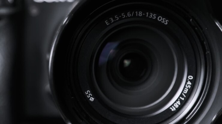 die kamera-linse dreht sich, die lichter reflektieren auf dem glas, die robotik-kamera-bewegung