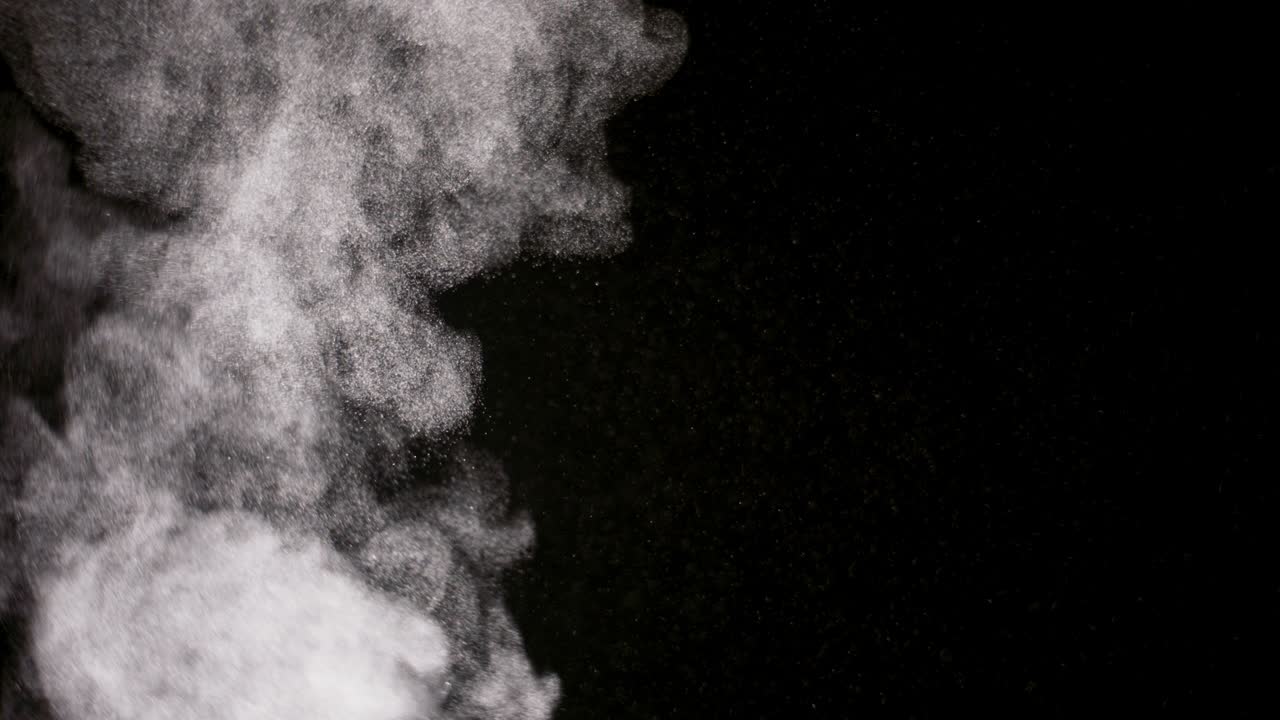 검은 바탕에 분리 된 파우더