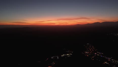 Luftaufnahmen-Von-Feurigen-Sonnenuntergängen-über-Den-Buchten-Von-Huatulco,-Mexiko