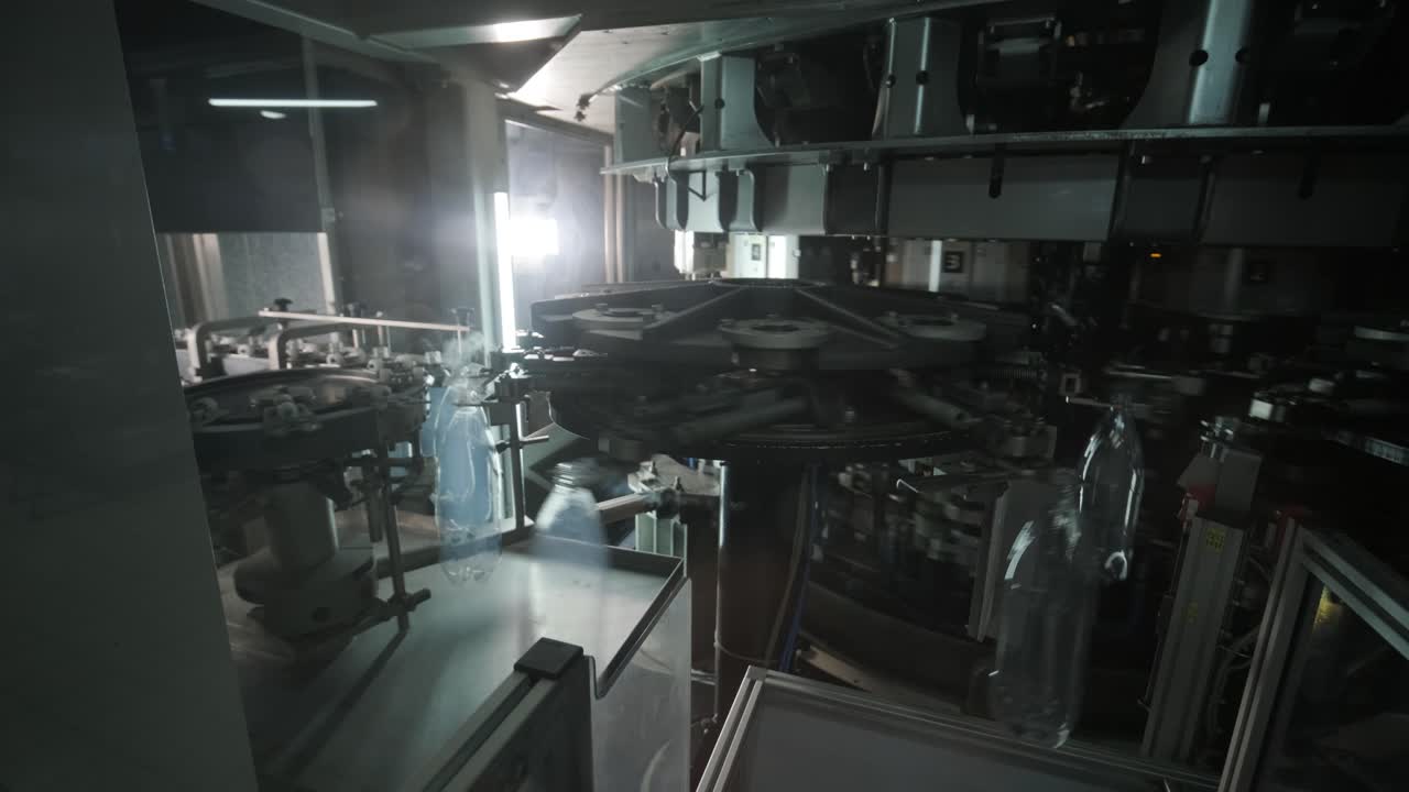 자동 채우기 기계 는 현대 음료 공장 에서 플라스틱 애완 동물 병 에 물 을  ⁇ 는다