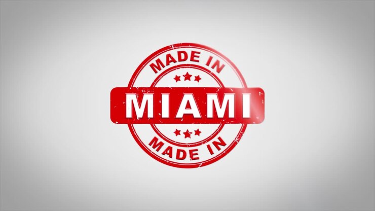 Prodotto a MIAMI. Animazione di timbro in legno con testo timbrato. Inchiostro rosso su sfondo di carta bianca pulita con sfondo opaco verde incluso.