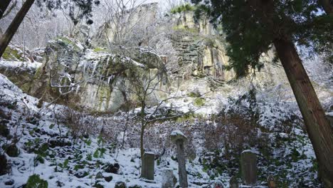 Gefrorene-Klippenseite-Des-Yamadera-Waldes-Im-Winter-In-Nordjapan