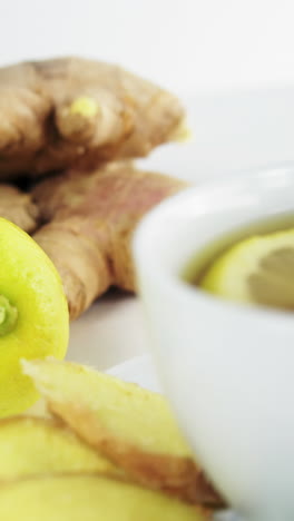 té de limón con limón y jengibre en rodajas