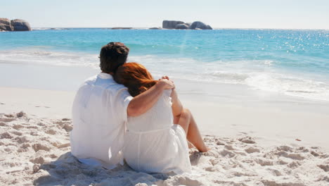 Pareja-Feliz-Relajándose-En-La-Playa