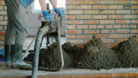 el constructor pone un mortero semiseco para terminar el piso