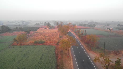 carretera que atraviesa cultivos y granjas de aldeas