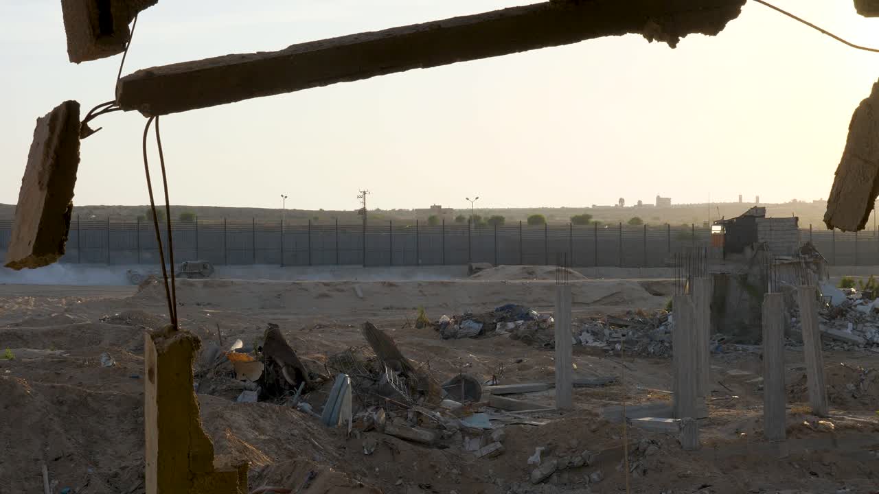 Veicoli militari israeliani che attraversano il confine tra Gaza ed Egitto durante il conflitto tra Israele e Hamas