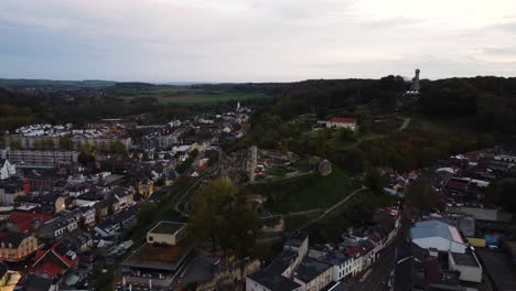 Ruinas-Del-Castillo-De-Valkenburg-Después-Del-Atardecer,-Vista-Aérea-De-Drones