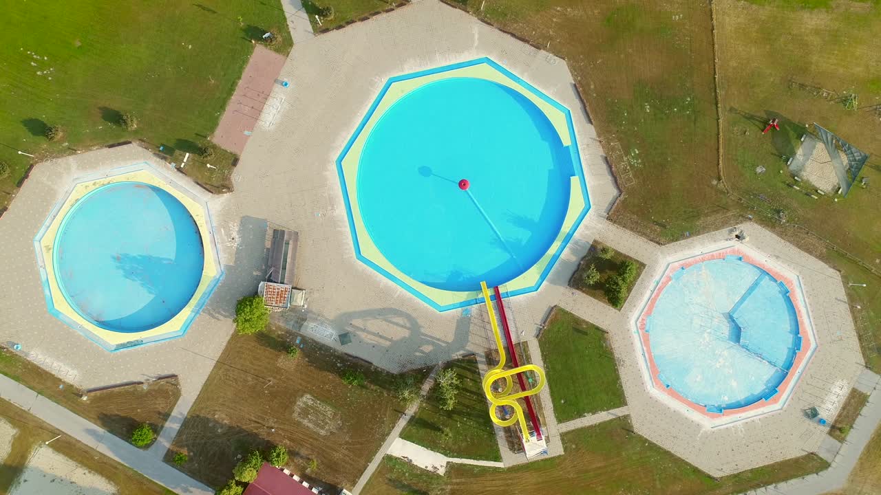 버려진 아쿠아 파크의 슬라이드가 있는  빈 수영장의 공중 풍경.