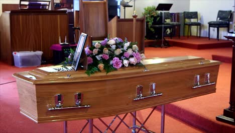 captura de pantalla de un ataúd funerario en un coche fúnebre o capilla o entierro en el cementerio