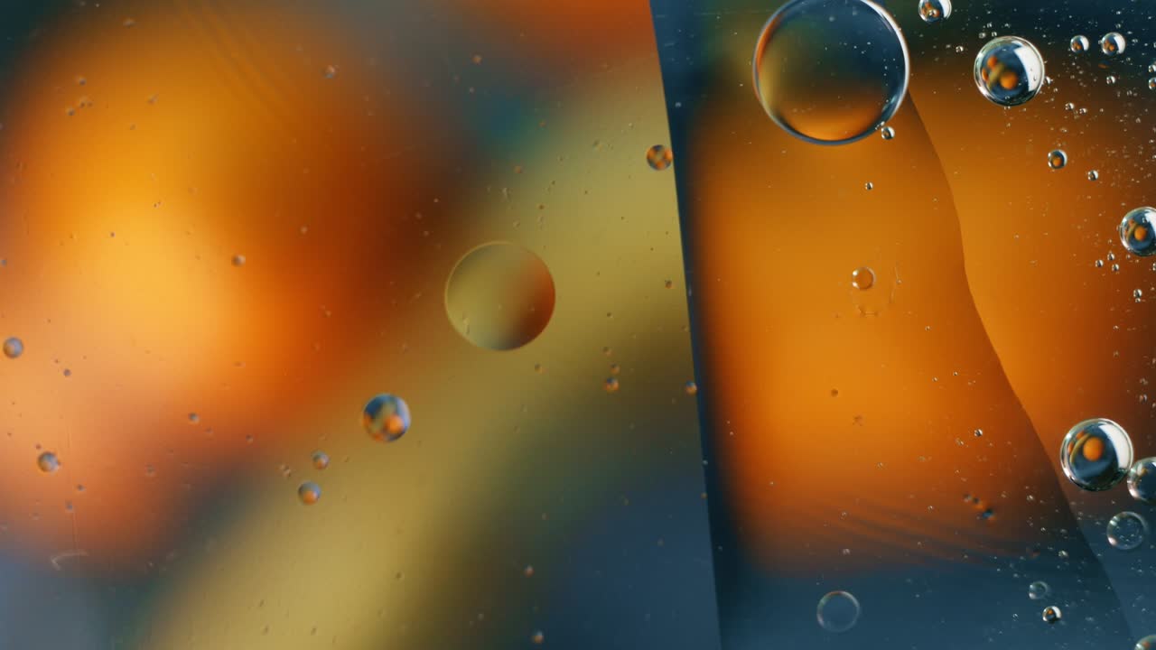 una gota de aceite flotando en el agua. fondo de burbujas cálidas abstractas.