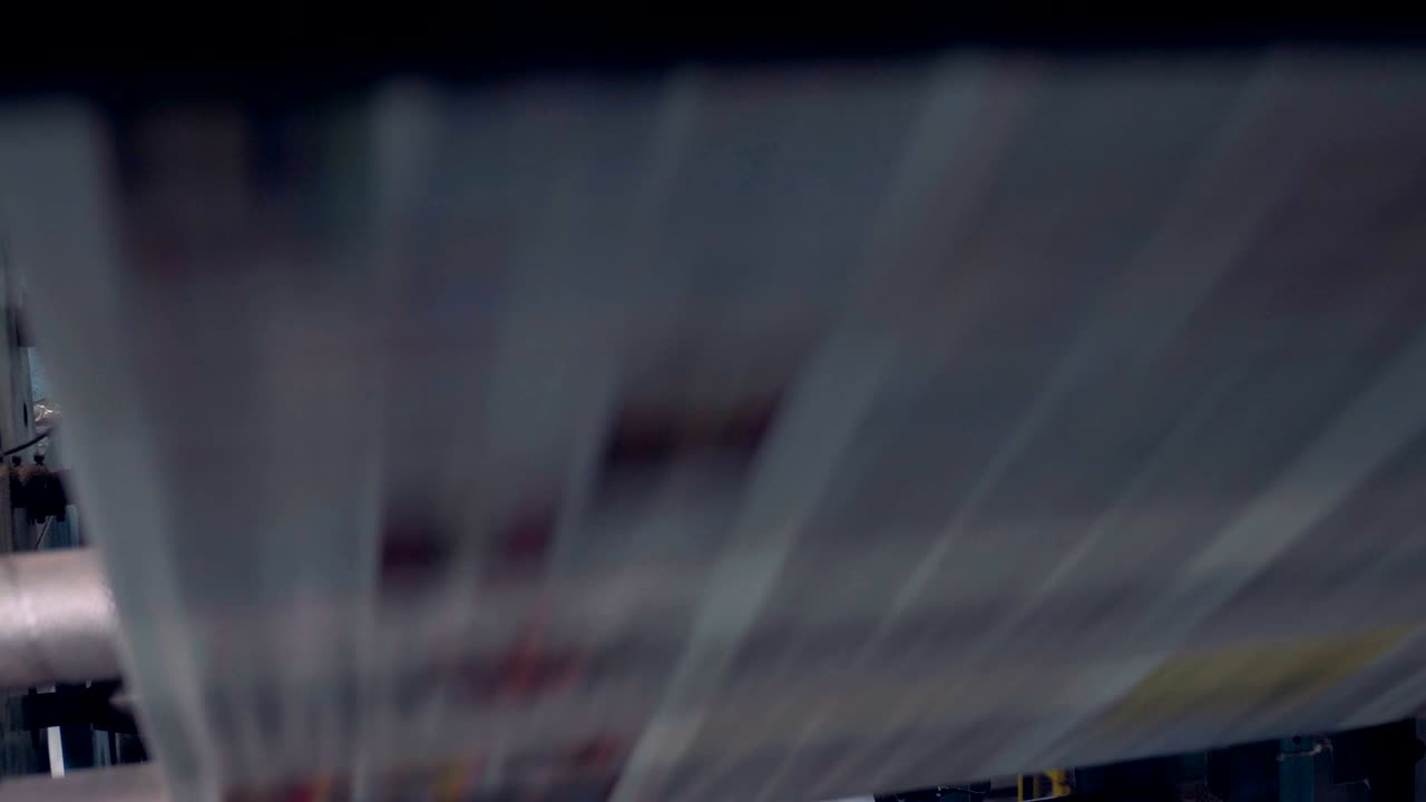 equipo de impresión de periódicos. máquina de impresión con periódico en la imprenta.