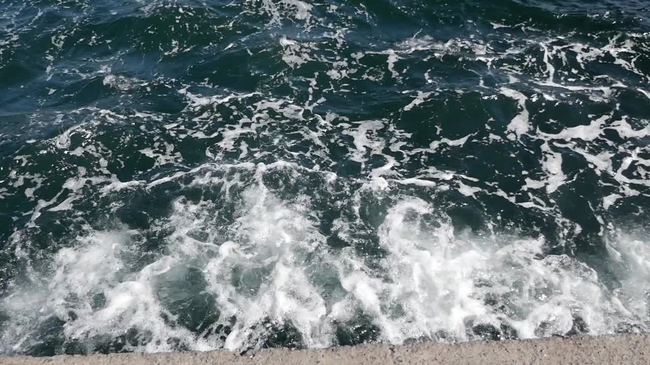 바다의 파도가 해안에 부히고