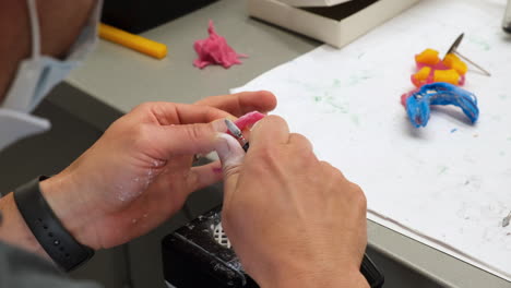 técnico dental trabajando en una prótesis esquelética dental