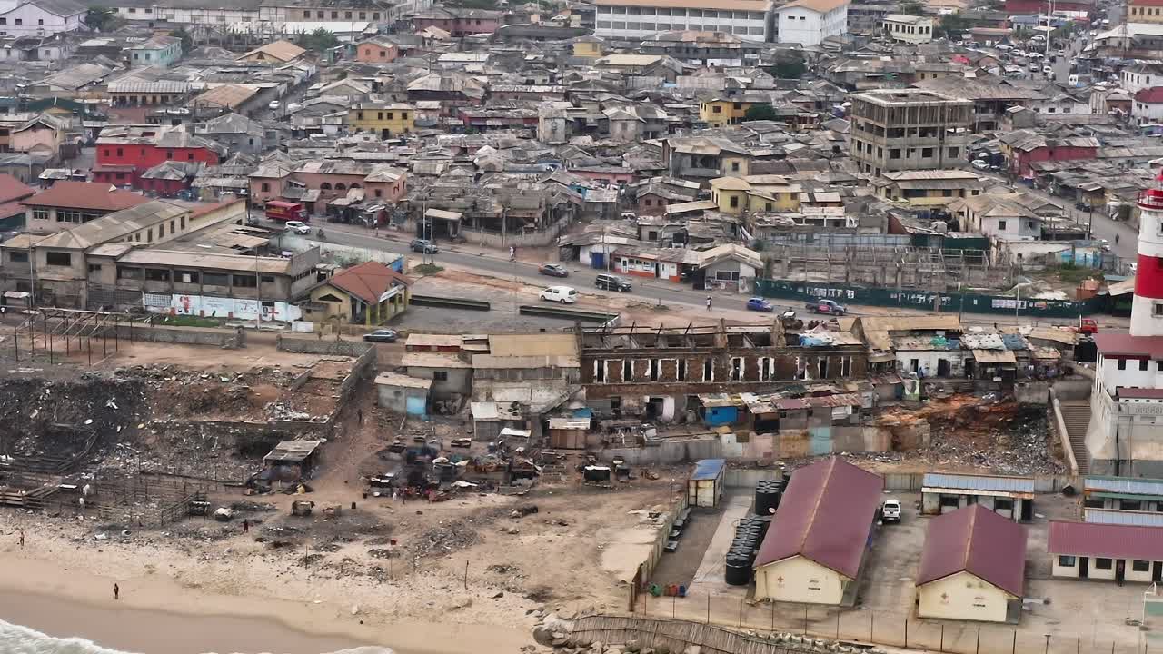 Ansicht von Accra, Ghana, die die Küstenlinie und die Stadtlandschaft zeigt