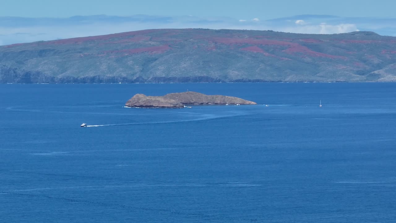모로키니 분화구 (molokini crater) 는 하와이의 마우이 섬에 있는 분화구이다.